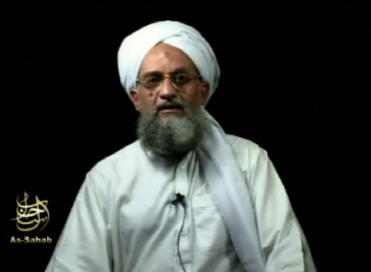 El líder de Al Qaeda Ayman al-Zawahri aparece en un video, tomado en algún lugar desconocido.