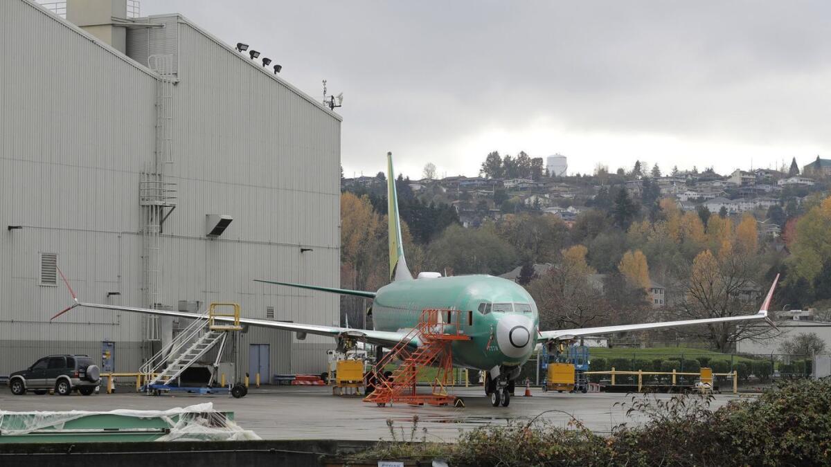 Un Boeing 737-MAX 8 está estacionado afuera de las instalaciones de ensamblaje de 737 de la Boeing Co. en Renton, Washington. El fundador de Lion Air le dijo a Bloomberg que está considerando cancelar los pedidos de la aerolínea de Indonesia del avión 737.