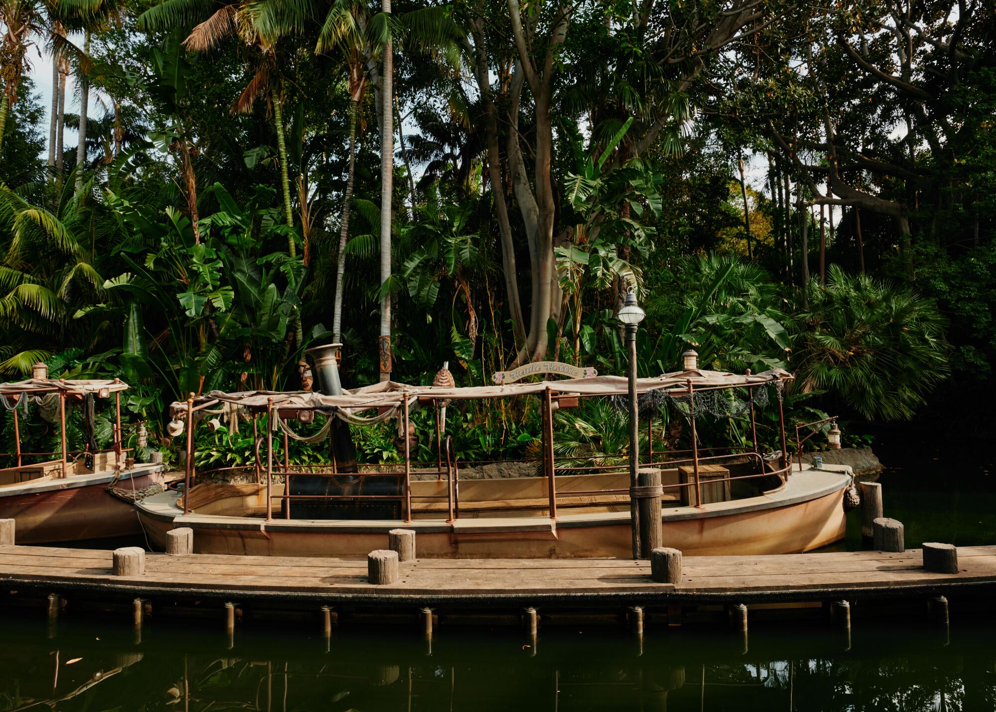 Un bote que se utiliza para el paseo en el crucero por la jungla de Disney.