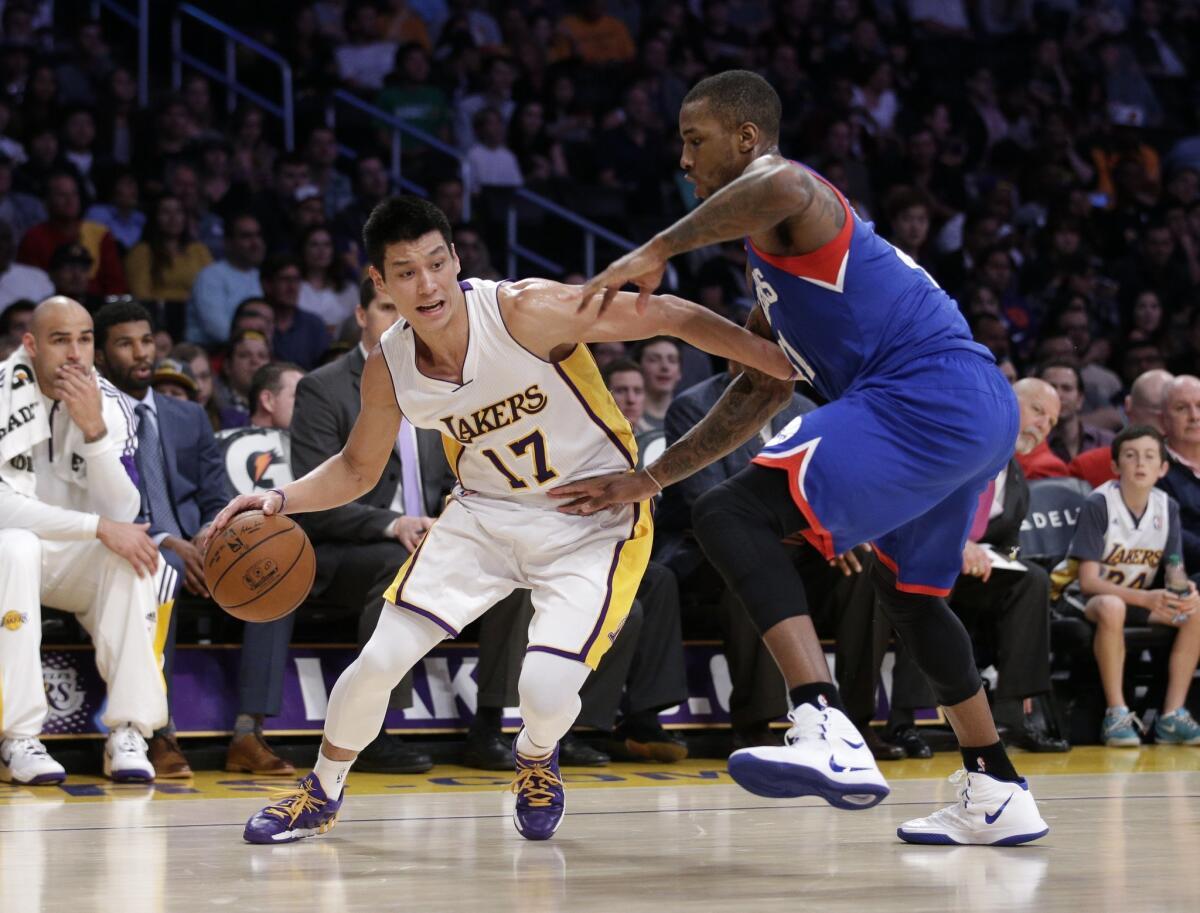 Thomas Robinson, right, then with Philadelphia, guards Jeremy Lin, then with the Lakers, on March 22, 2015.