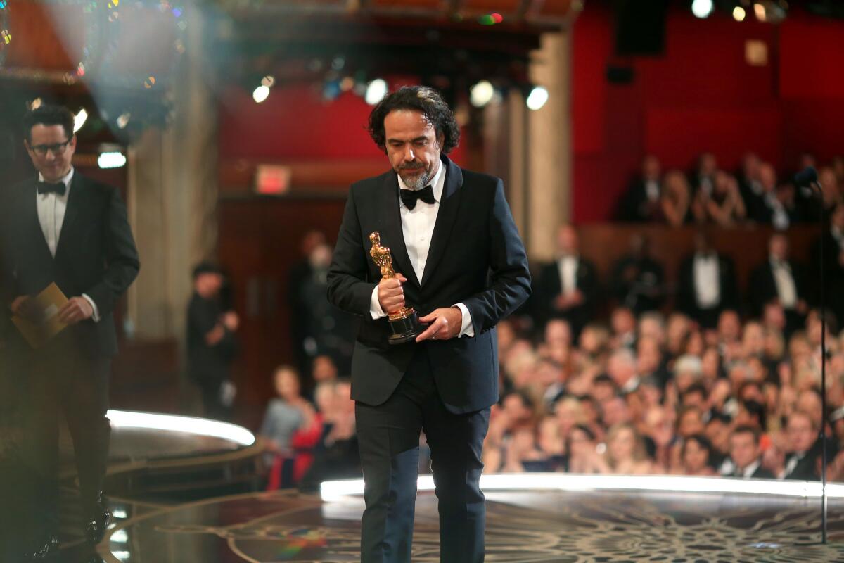 Alejandro González Iñárritu salió satisfecho del Teatro Dolby al recibir su segunda estatuilla consecutiva como director.