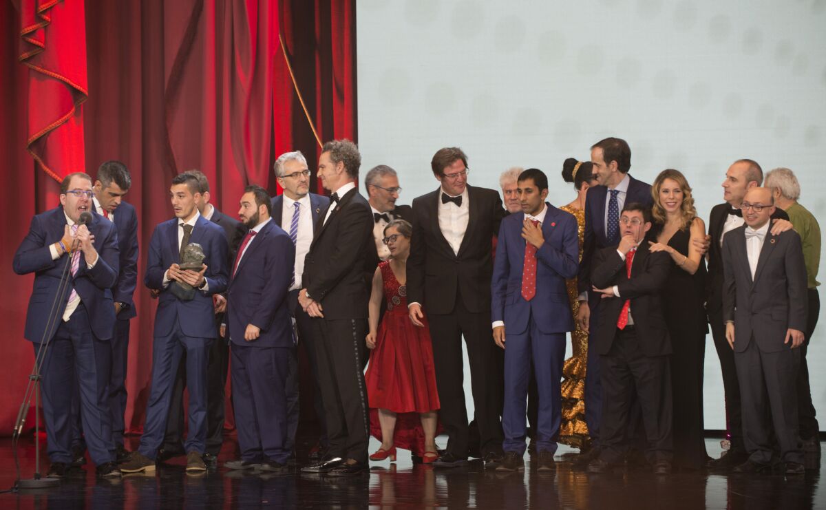 El director Javier Fesser, al centro, al lado de los productores y actores de "Campeones", mientras celebra el triunfo de la cinta en los Premios Goya.