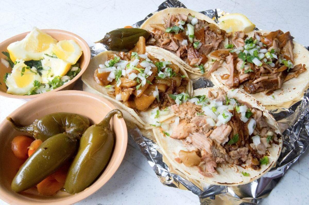 Carnitas El Momo tacos