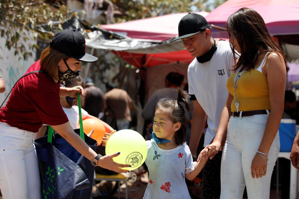 Personal de la marca el Chapo 701 entrega juguetes y dulces a niños en situación vulnerable este sábado, como conmemoración del Día del Niño, celebrado el pasado 30 abril, y como apoyo ante la contingencia sanitaria por COVID-19, en la ciudad de Guadalajara, estado de Jalisco (México). EFE/ Francisco Guasco