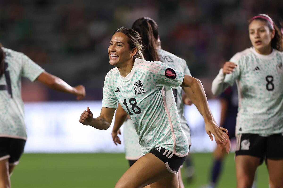  Jasmine Casarez #18 de Mexico celebra después de anotar el séptimo gol de su equipo en Grupo A - Copa de Oro
