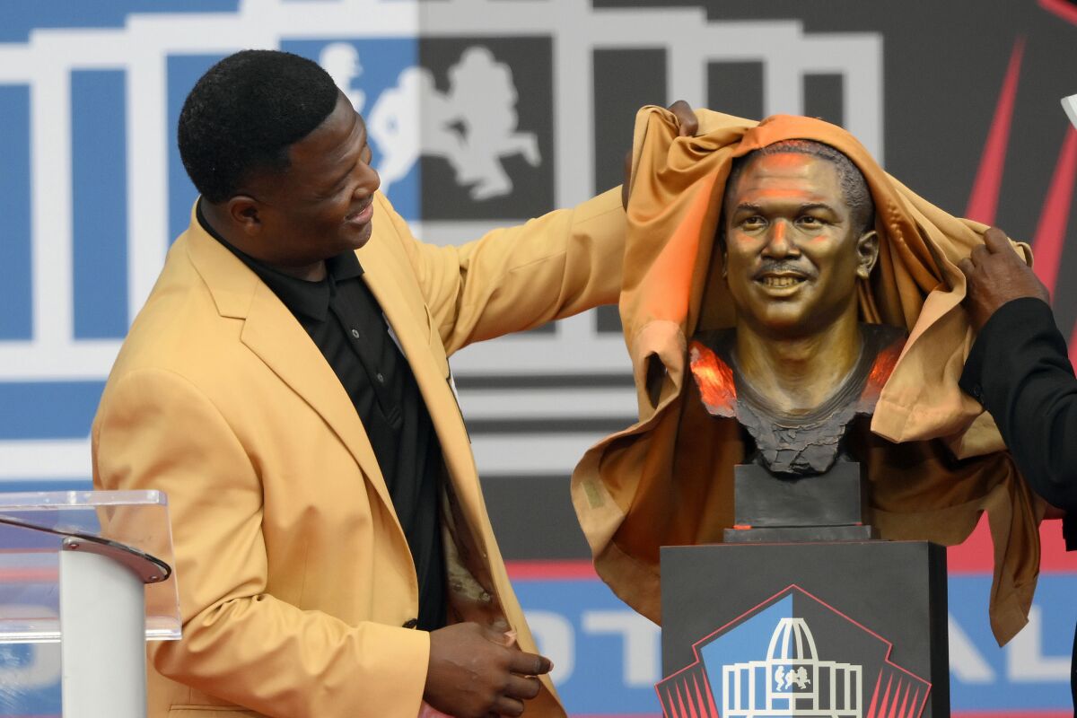 El exjugador de la NFL Leroy Butler devela su busto durante su incorporación al Salón de la Fama 