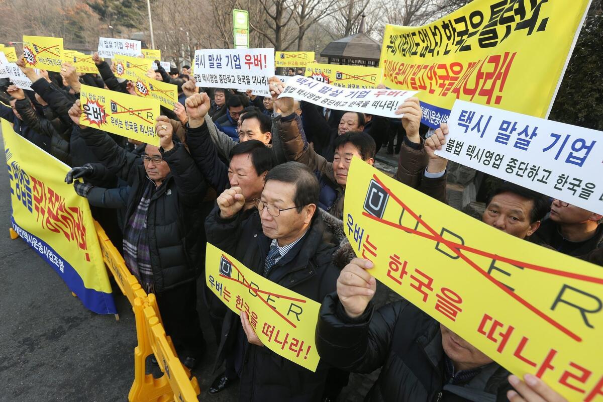 South Korean taxi drivers and taxi industry officials held a rally in downtown Seoul on Feb. 4 demanding that Uber withdraw from the South Korean market.