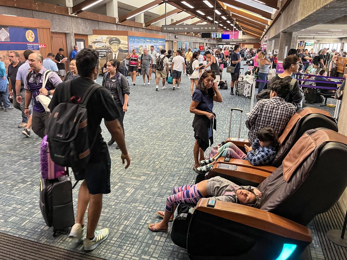 Wisatawan yang lelah berkumpul di Bandara Kahului untuk pulang, dua hari setelah kebakaran hutan meluluhlantahkan Lahaina. 