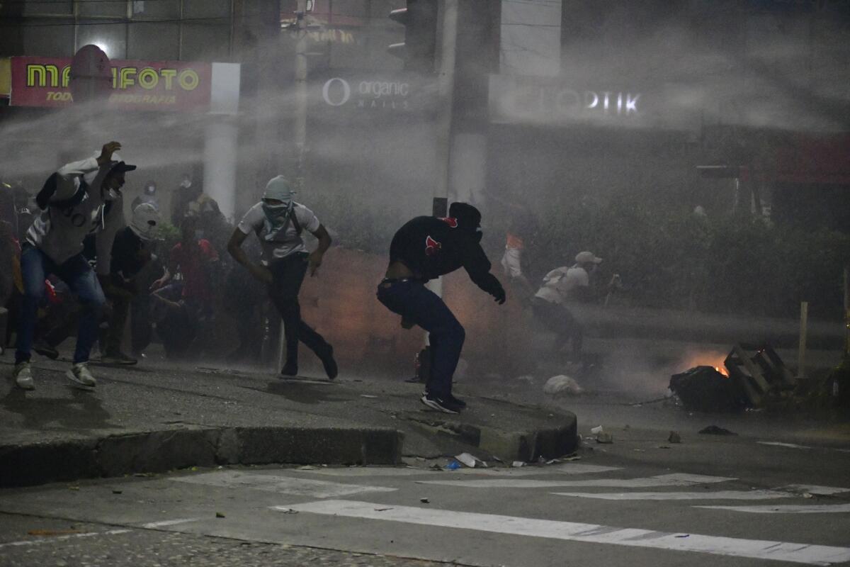 Manifestantes antigubernamentales chocan con la policía en las inmediaciones del estadio Romelio Martínez de Barranquilla.