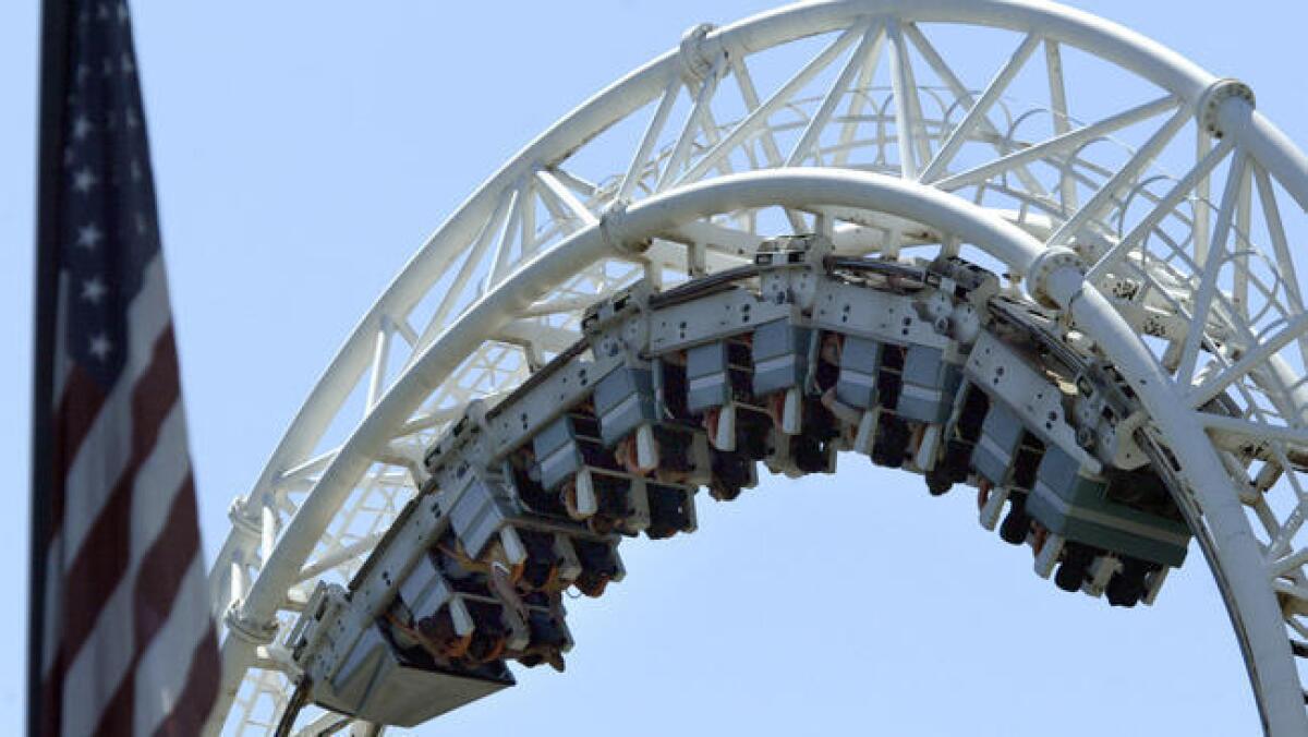 Los visitantes del parque disfrutan de la atracción Revolution, en Six Flags Magic Mountain en Valencia, California.