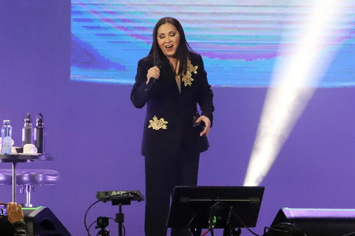 Ana Gabriel interpretó con sentimiento y pasión sus grandes éxitos