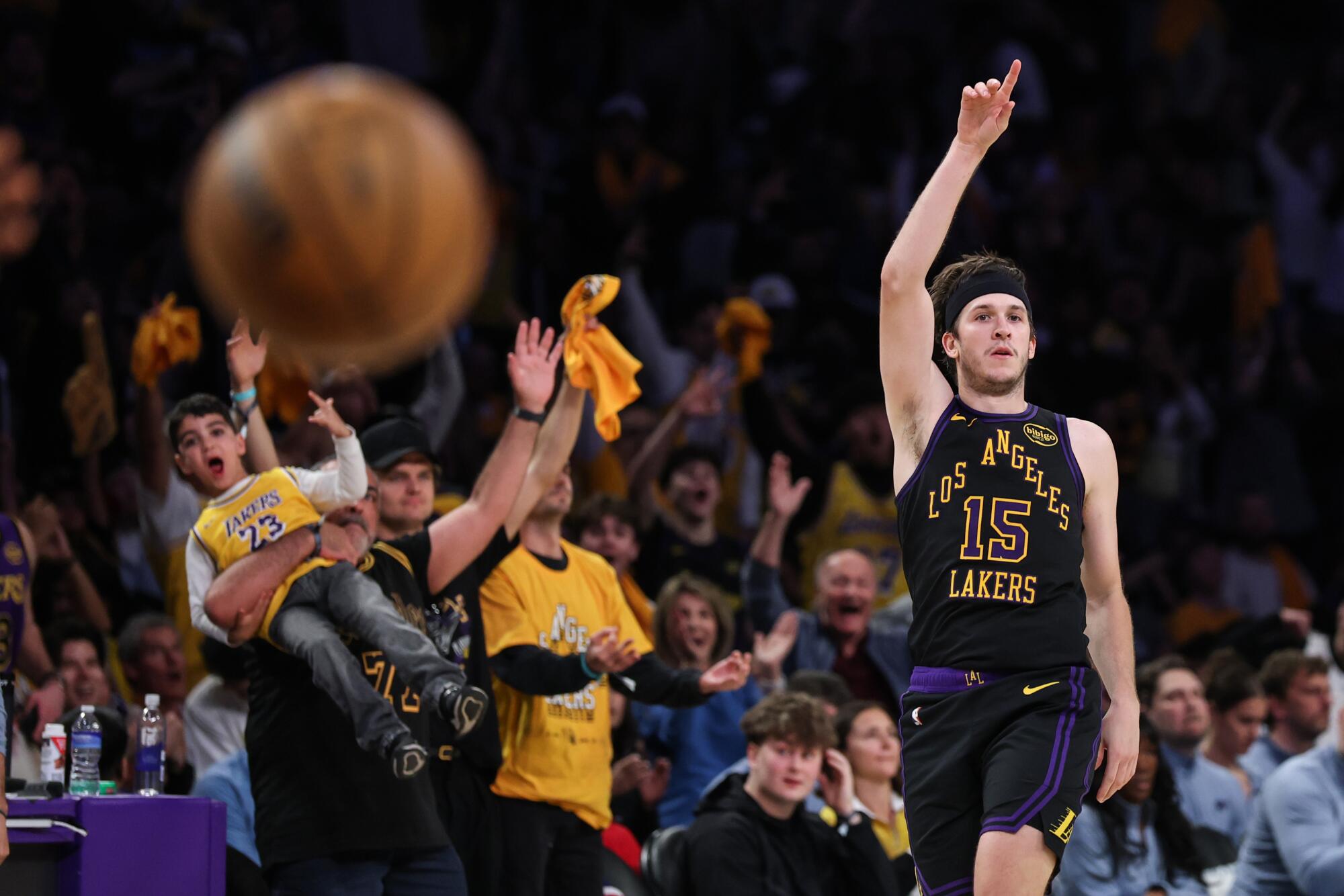 Lakers yıldızı Austin Reaves, Pazartesi günü Thunder'a attığı üç sayılık atıştan sonra kutlama yapıyor.