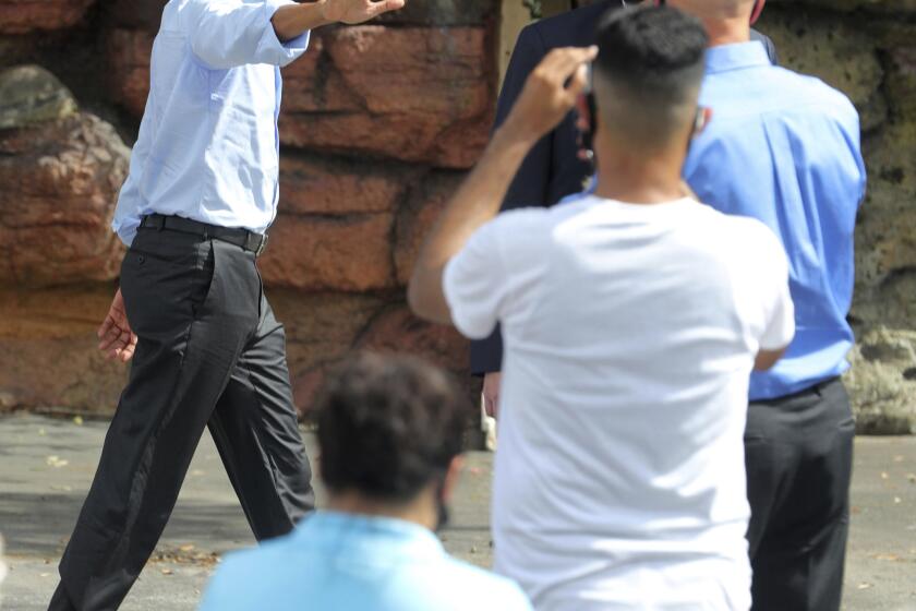 El expresidente Barack Obama saluda en un local de la campaña de Joe Biden en Orlando, Florida, 27 de octubre de 2020. Obama planea hacer campaña en Georgia y Florida el lunes, la víspera de las elecciones. (Joe Burbank/Orlando Sentinel via AP)