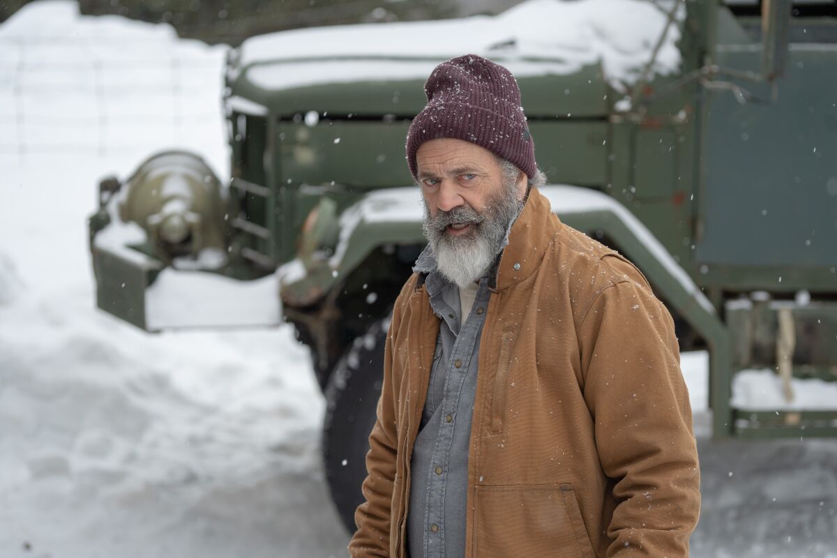 Mel Gibson as Chris Cringle, a Santa who's not so jolly, in "Fatman."