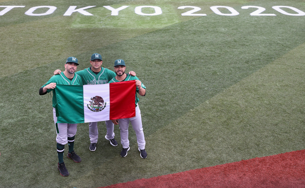 Players Oliver Pérez, Manuel Banuelos and Manuel Barrera hold up a Mexico flag.