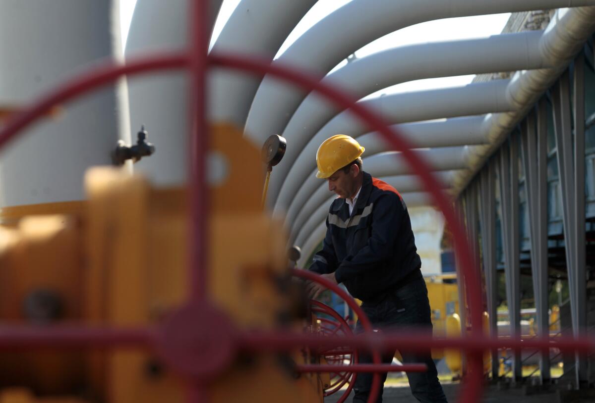 Un trabajador maneja las válvulas en el depósito de gas de Bilche-Volicko-Ugerske, en Ucrania, 21 de mayo de 2014. El gigante ruso del gas Gazprom cortó el suministro a Ucrania tras el fracaso de las negociaciones por el precio, dijo la empresa.