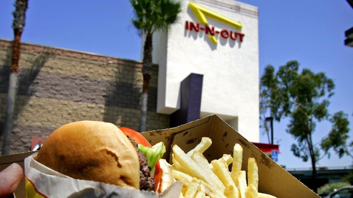 Miles de personas han firmado una petición en Change.org para que la cadena de hamburguesas del sur de California agregue al menú una opción sin carne.