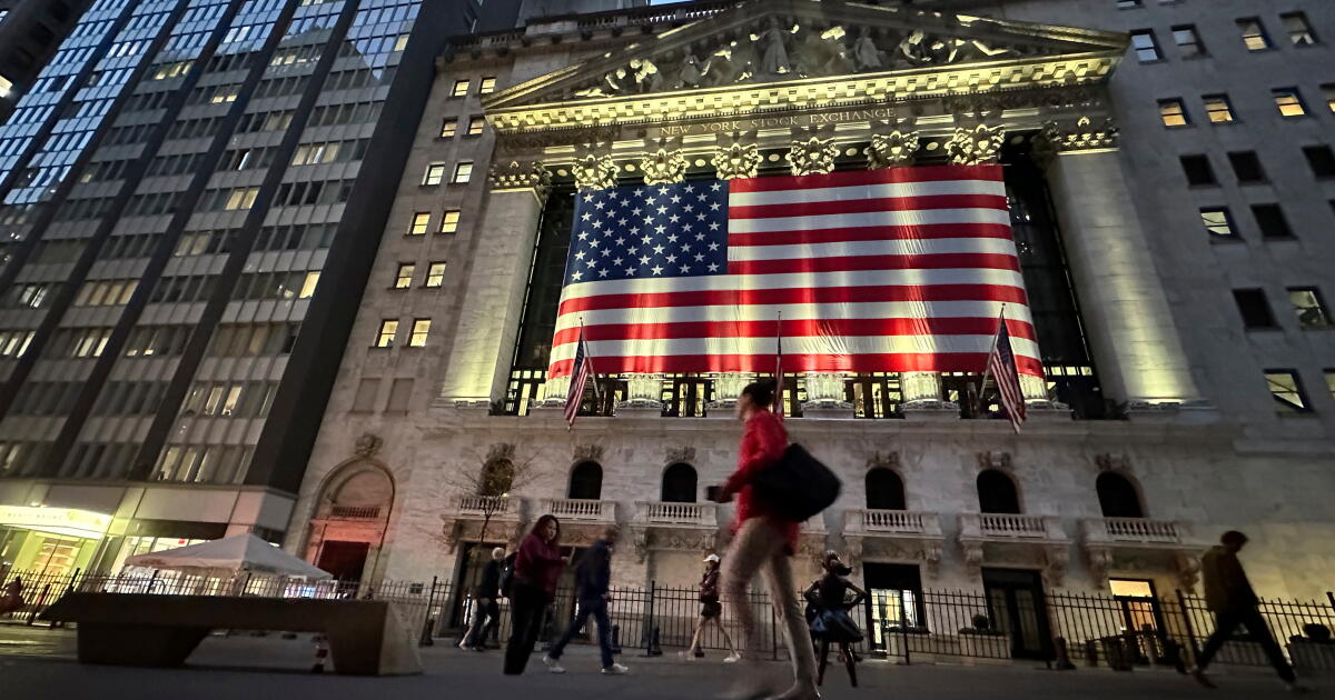 Wall Street muscles higher despite more swings for AI stocks - BERITAJA