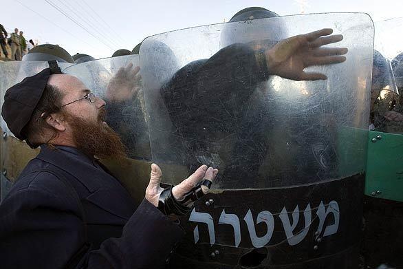 Jewish settlers defy eviction order