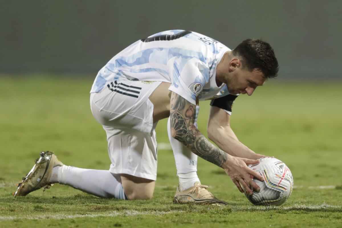 Lionel Messi free kick leads Argentina to victory over Ecuador in