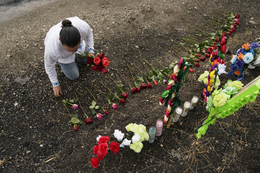 Unas rosas en un altar improvisado instalado en el lugar donde las autoridades estadounidenses 