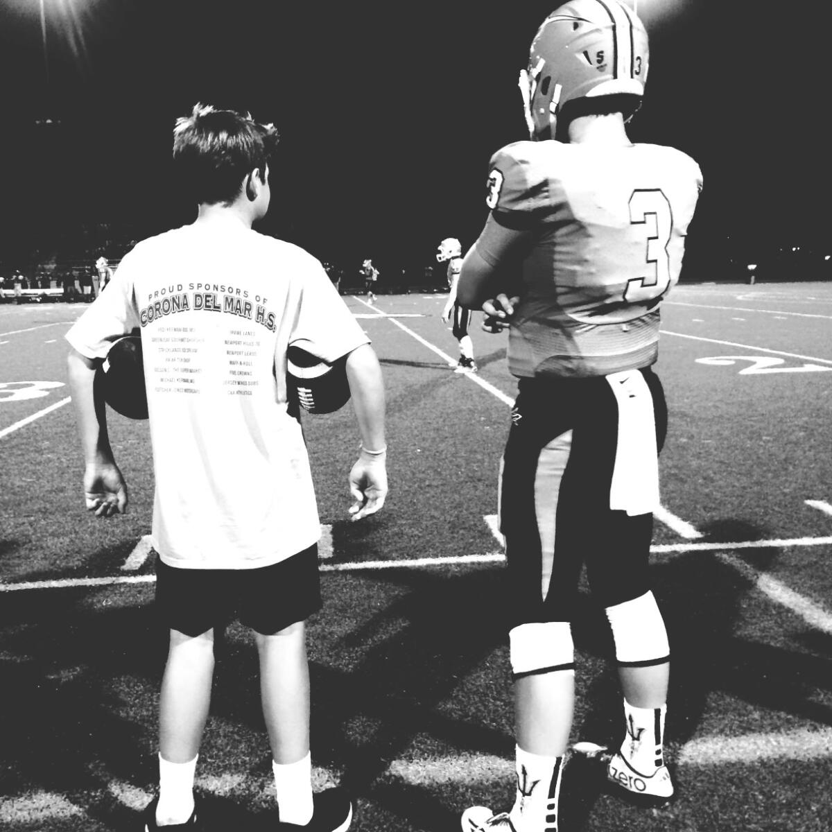 Ethan Garbers (solda) ve ağabeyi Chase, Corona del Mar'da.