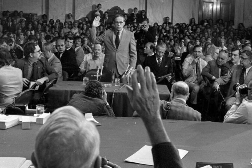 El ex ayudante de la Casa Blanca John Dean prestó juramento ante el Comité Watergate del Senado el 25 de junio de 1973. (Prensa Asociada)
