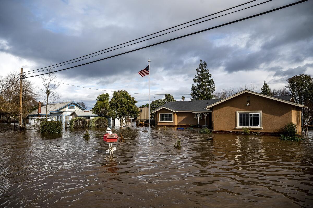 ARCHIVO - Una inundación circunda viviendas el martes 10 de enero de 2023 en Merced, California, 