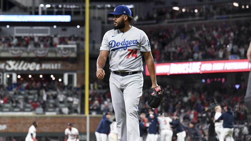 Dodgers rally late, Braves hold on for 2-0 lead in NLCS