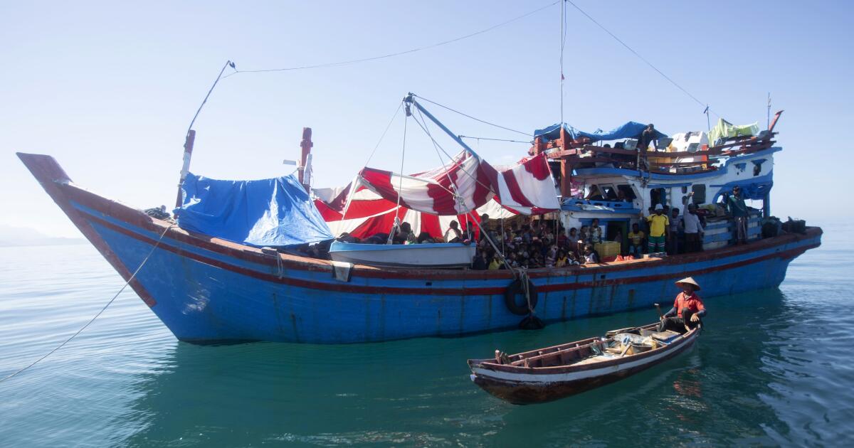 Unos 140 musulmanes rohingya en un barco de madera en la costa de Indonesia, donde los residentes no les permiten desembarcar