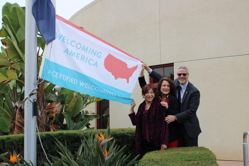 La alcaldesa Mary Casillas-Salas, junto a la regidora Jill Galvez y el fiscal municipal Glen Googins antes de izar la bandera de Welcoming City este 3 de diciembre de 2019 en el ayuntamiento de Chula Vista
