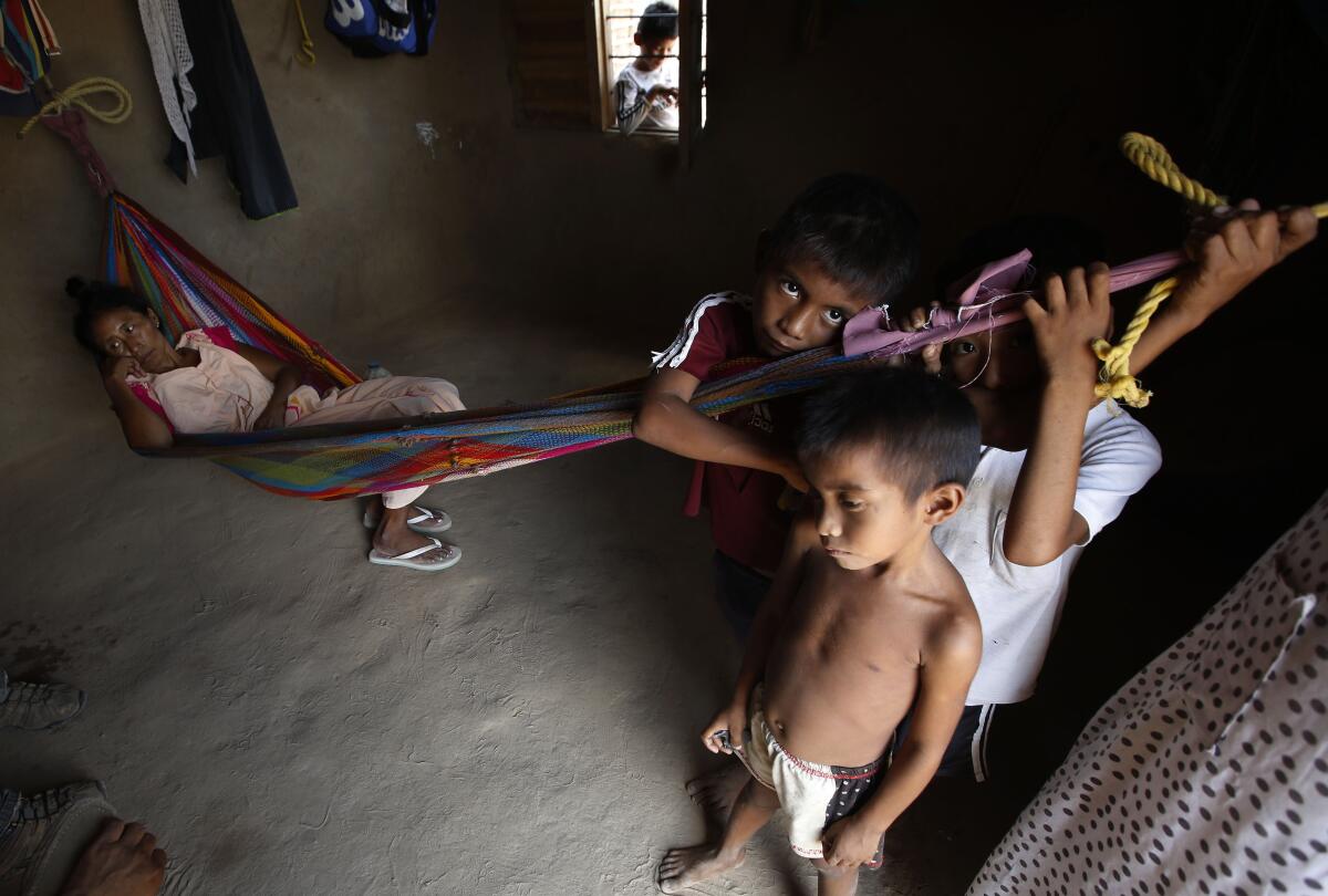 ARCHIVO - Niños Wayuu dentro de su casa en Manaure, La Guajira, Colombia, 