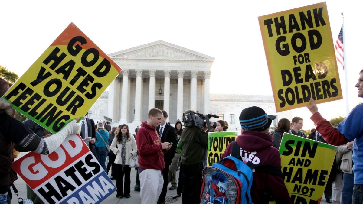 Miembros de Westboro Baptist Church se manifiestan frente a la Suprema Corte de Justicia en Washington, el 5 de octubre de 2010. (Carolyn Kaster / Associated Press)