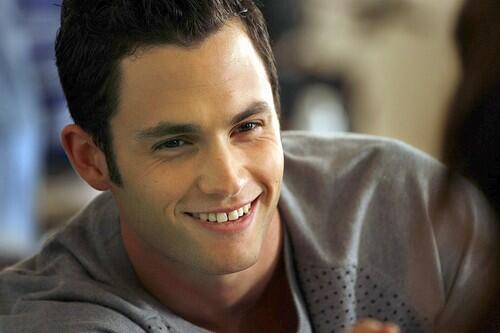 Dan Penn Badgley plays Dan Humphrey. Dan isnt the most popular boy in school, but thanks to his intellect, wit and sincerity, he still managed to snag Serena.