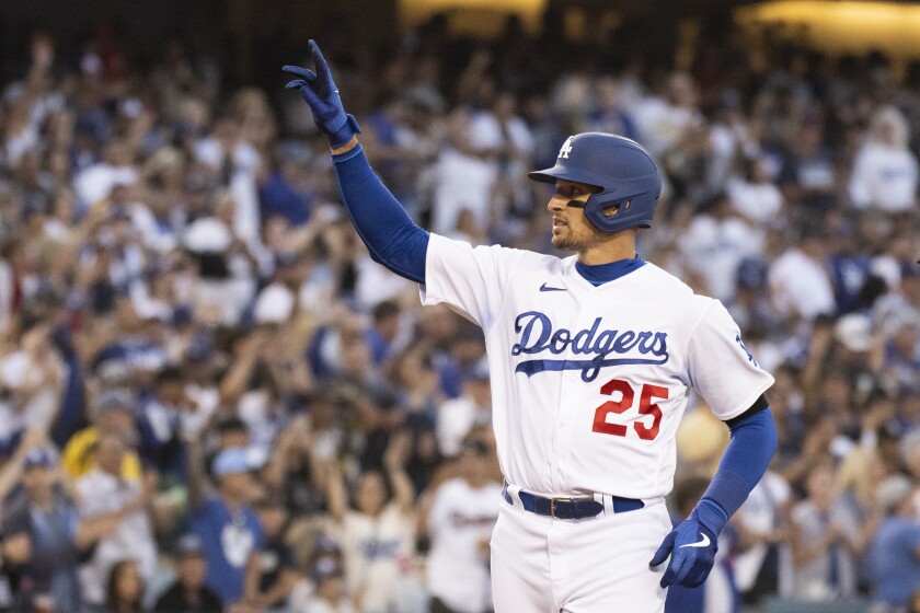 El jugador de los Dodgers de Los Ángeles Trayce Thompson hace un gesto hacia la grada tras pegar un jonrón de tres carreras en un juego de béisbol contra los Rockies de Colorado en Los Ángeles, el lunes 4 de julio de 2022. (AP Foto/Kyusung Gong)