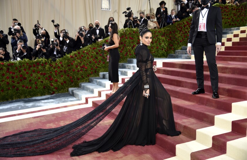 Vanessa Hudgens asiste a la gala benéfica del Instituto de Vestuario del Museo Metropolitano de Arte.