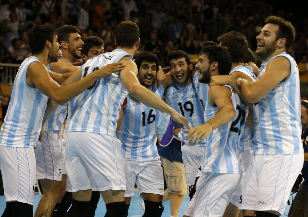 Jugadores de Argentina celebran tras ganar contra Brasil en la final de voleibol masculino hoy, domingo 26 de julio de 2015, en los Juegos Panamericanos 2015 en Toronto.