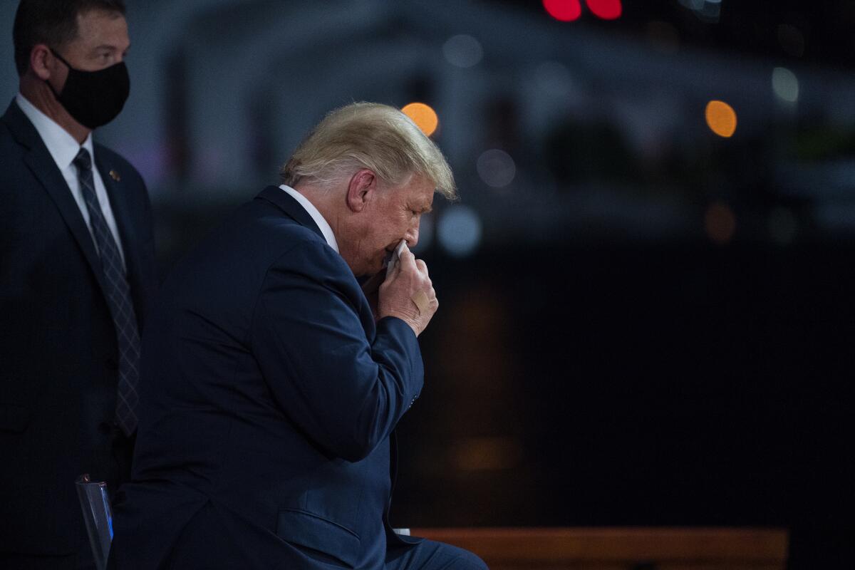 El presidente Donald Trump se seca el sudor de la cara durante una asamblea populaR