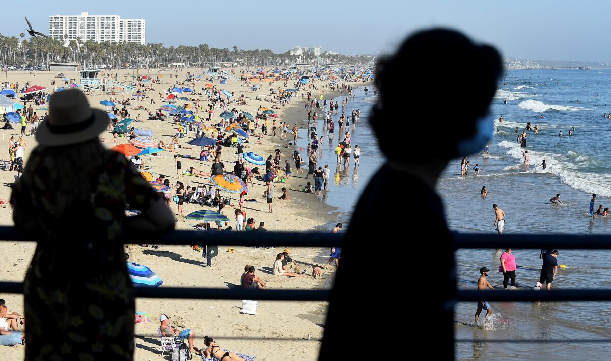 SANTA MONICA, CALIFORNIA AUGUST 1, 2020-People enjoy the hot weather at Santa Monica beach Saturday. (Wally Skalij/Los Angeles Times)
