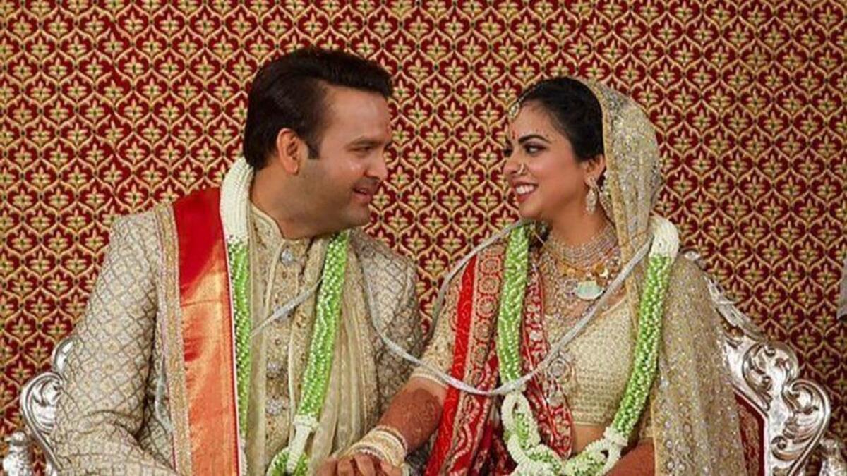 Una foto publicada por Reliance Industries muestra a Isha Ambani y Anand Piramal durante su ceremonia de boda.