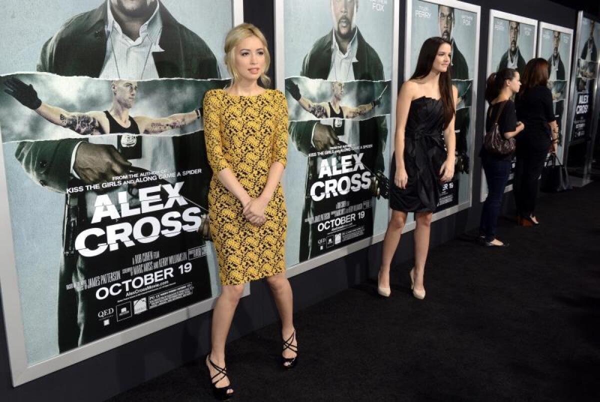 La actriz estadounidense Christian Serratos (i) a su llegada al estreno de Alex Cross en el ArcLight Cinerama Dome en Hollywood, California (EEUU). EFE/Michael Nelson/Archivo