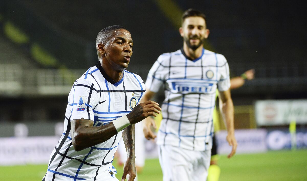 Inter Milan's Ashley Young, foreground, reacts, during a Serie A soccer match between Atalanta and Inter Milan, at the Gewiss stadium in Bergamo, Italy, Saturday, Aug. 1, 2020. (Giuseppe Zanardelli/LaPresse via AP)