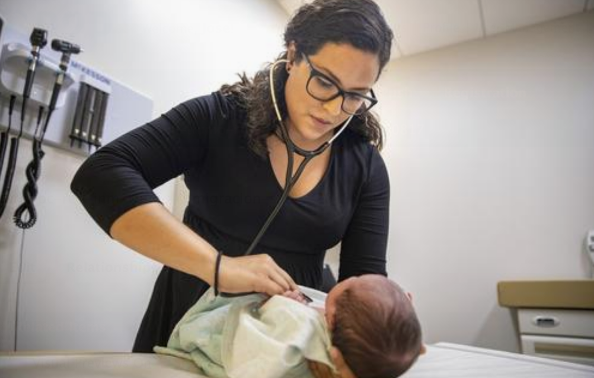 En esta foto del martes 13 de agosto de 2019, la doctora Jasmine Saavedra, una pediatra en la clínica Esperanza Health Centers, cuyos padres emigraron de México en la década de 1980, examina a Alondra Márquez, una bebé recién nacida en su clínica, en Chicago. (Foto AP/Amr Alfiky)