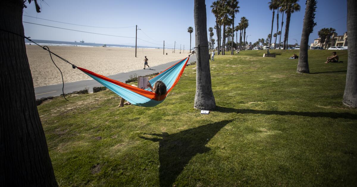 Plaisirs de lecture estivale : pourquoi je préfère des histoires lourdes sur la plage