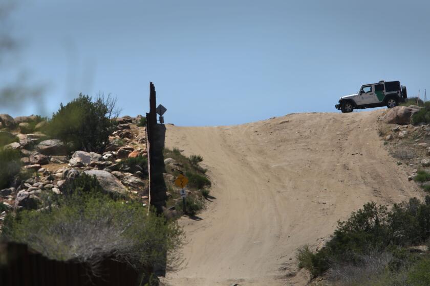 La Patrulla Fronteriza se sienta vigilante en la cerca fronteriza de Jacumba, donde la cerca ondea a lo largo del terreno ondulado y a veces accidentado.