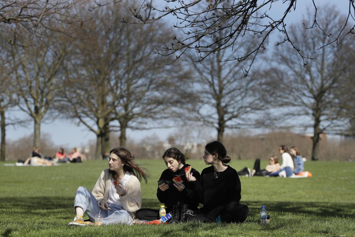 ARCHIVO - Grupos de personas disfrutan de un día de campo en Hyde Park, Londres