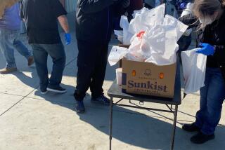 El chef Juan Sanjuan en una de las jornadas de distribución de alimentos durante la pandemia.