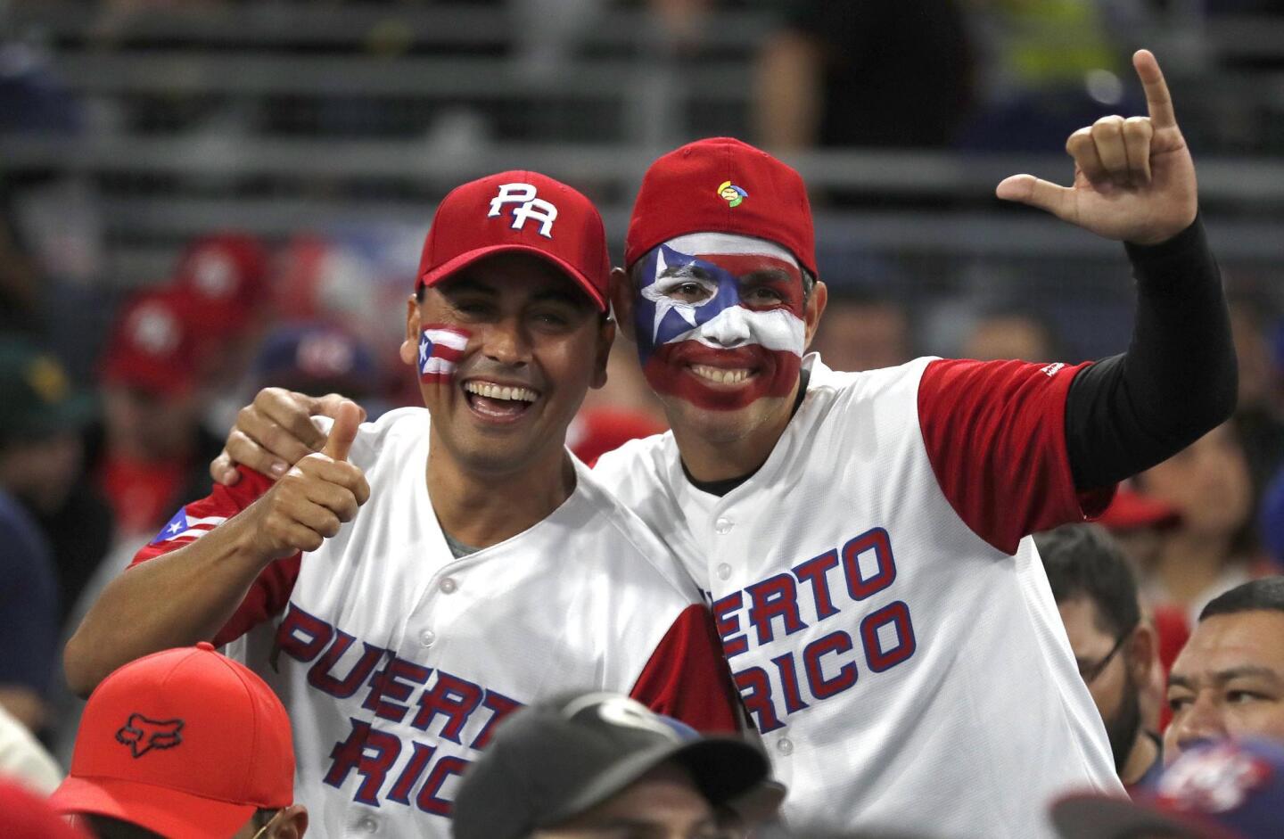 MAN26. San Diego (United States), 18/03/2017.- Fans celebrate as Puerto Rico went on a four run streak in the first inning against the United States in the second round of the World Baseball Classic in San Diego, California, USA, 17 March 2017. (Estados Unidos) EFE/EPA/MIKE NELSON ** Usable by HOY and SD Only **