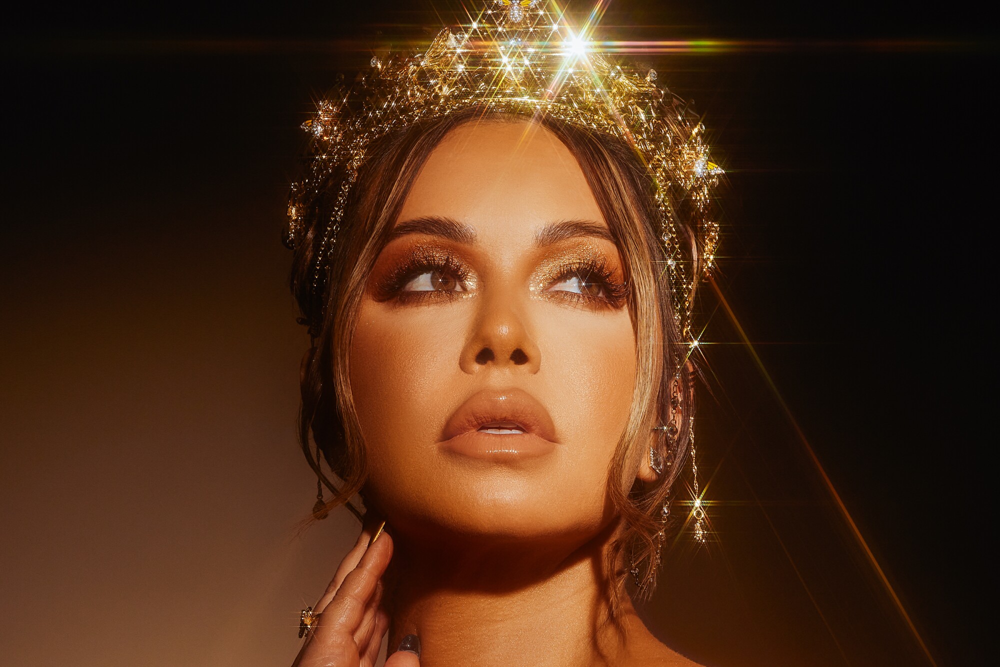Chiquis regresa con una propuesta que desnuda sus exitos, fracasos, decepciones y temores bañados en miel y sentimiento.
