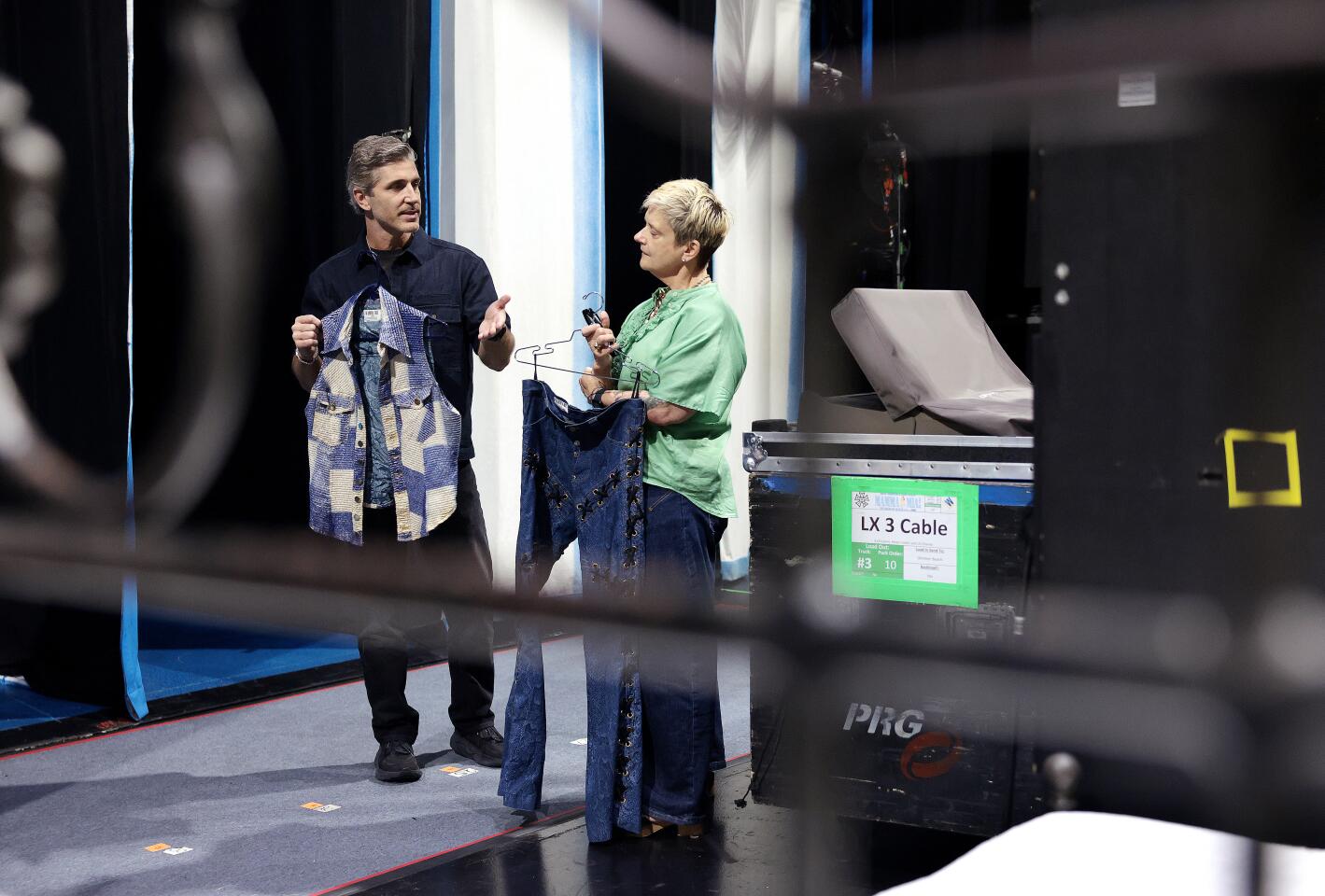 Ryan Sander, coreógrafo assistente, à esquerda, e Eva Maciek, supervisora de figurinos de viagem do show, exibem o visual de Sander "Voulez-Vous" fantasia.